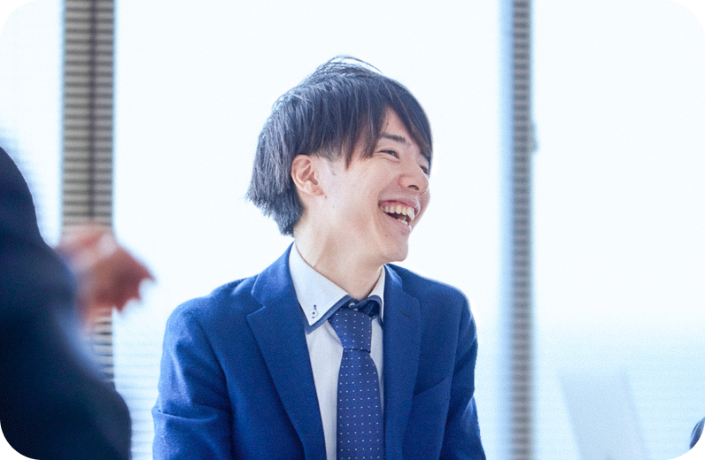 スーツを着てる笑顔の男性