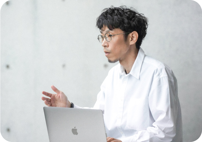 パソコンを操作する白いシャツを来た男性