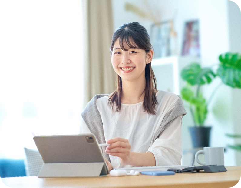 タブレットを操作する笑顔の女性